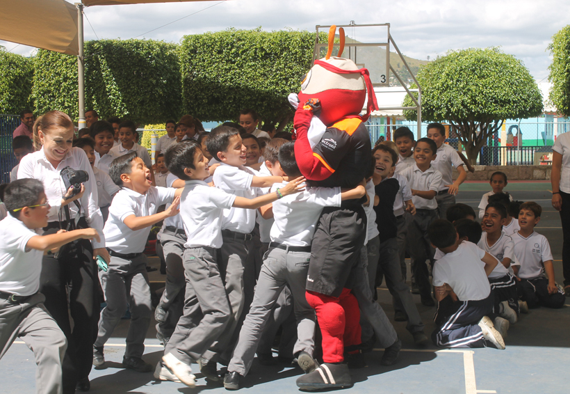Alebrijes de Oaxaca invitan a los niños al partido de fútbol