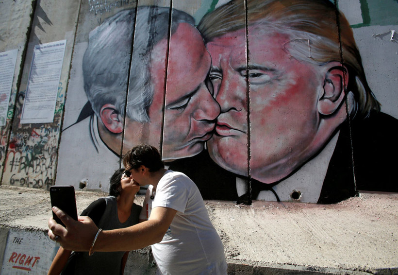 Graffiti en muro en Cisjordania muestra a Trump y Netanyahu besándose | El Imparcial de Oaxaca