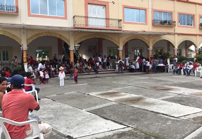 Muestran alumnos con danzas, raíces culturales de la Costa de Oaxaca