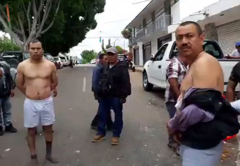 Habitantes de San Martín Peras desnudan a trabajadores del IEEPCO | El Imparcial de Oaxaca