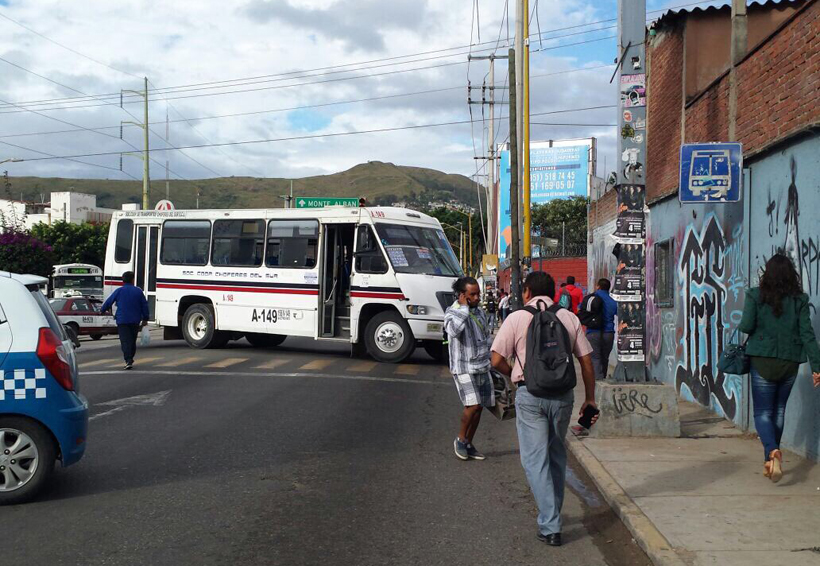Padres de familia de EST 106 bloquean oficinas de Protección Civil para exigir evaluación | El Imparcial de Oaxaca