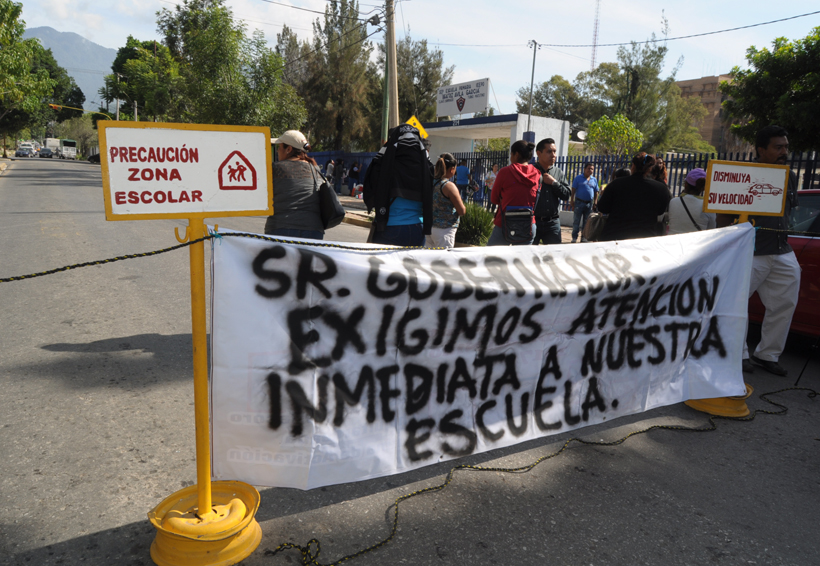 Bloquean padres calzada San Felipe en Oaxaca | El Imparcial de Oaxaca