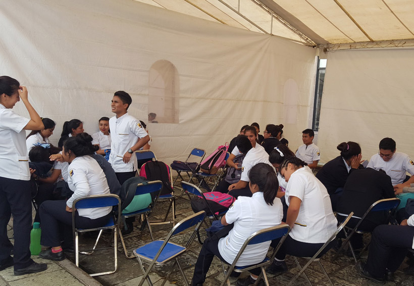 Retira directora de Enfermería a alumnos del andador turístico en Oaxaca | El Imparcial de Oaxaca