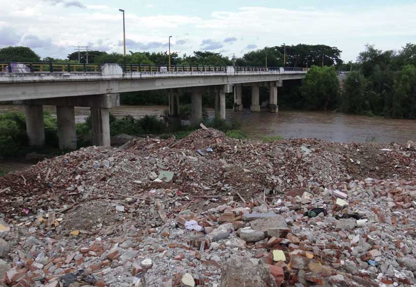Siguen los escombros sobre Río los Perros en Ixtaltepec, Oaxaca