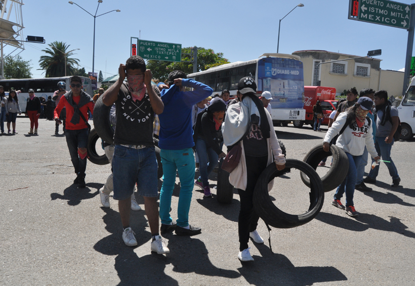 Retienen normalistas autobuses y camiones en Oaxaca | El Imparcial de Oaxaca