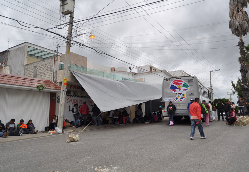 Retienen por 24 horas a 30 empleados del IEEPO