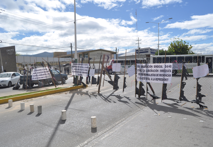 En Oaxaca, bloquean carretera docentes de la ENEPO | El Imparcial de Oaxaca