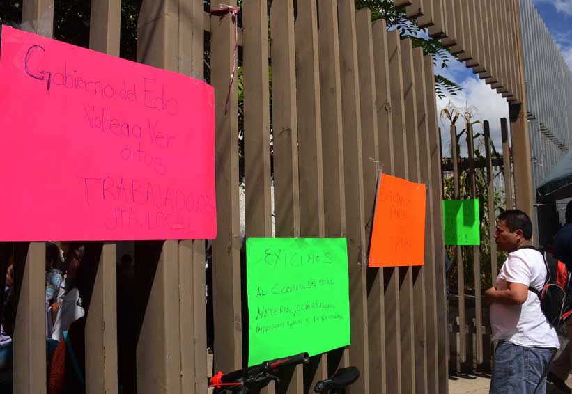 Burócratas paran y bloquean la JLCyA en Oaxaca | El Imparcial de Oaxaca