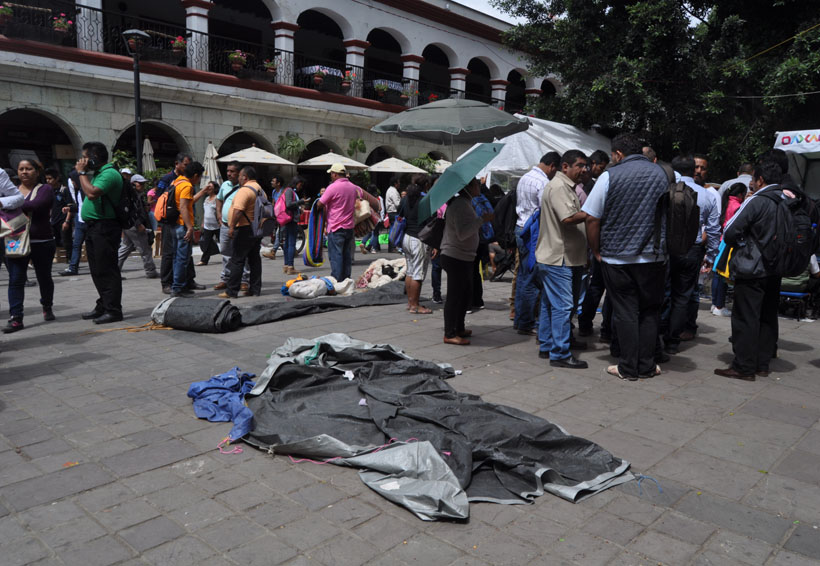 Se disputan espacios vendedores ambulantes en el zócalo de Oaxaca | El Imparcial de Oaxaca