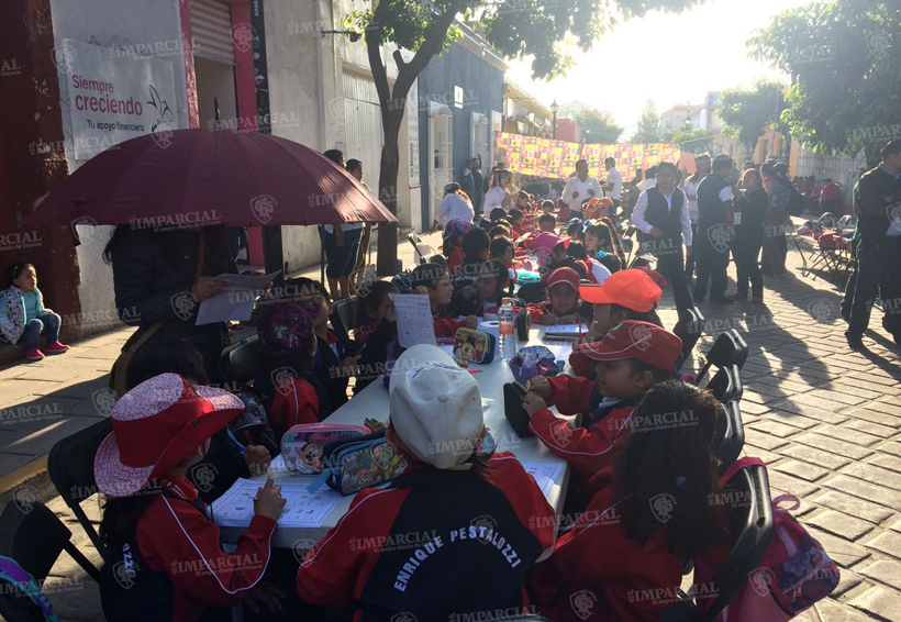 Alumnos de la escuela Enrique Pestalozzi toman clases en la calle | El Imparcial de Oaxaca