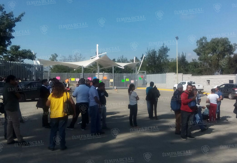 Padres de familia bloquean Ciudad Judicial | El Imparcial de Oaxaca Padres de familia bloquean Ciudad Judicial | El Imparcial de Oaxaca