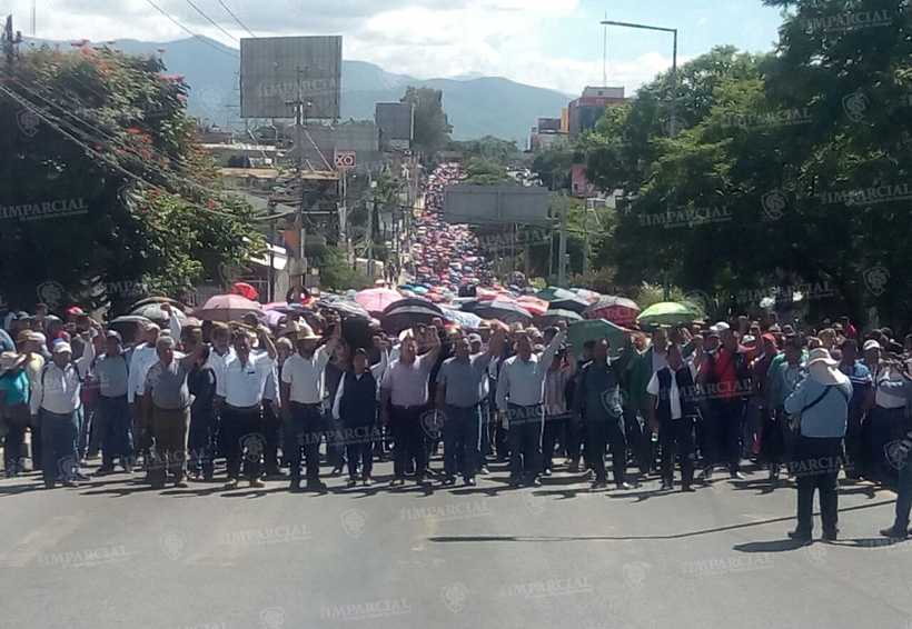 Marchan integrantes de la S-22 hacia el Zócalo | El Imparcial de Oaxaca