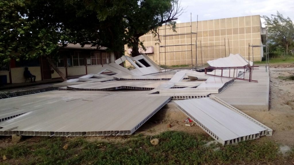 Vientos de 140 km/hr tiran aulas provisionales en Ixtaltepec | El Imparcial de Oaxaca