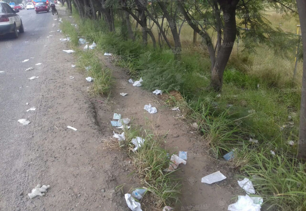Tiran residuos peligrosos biológicos sobre vía pública en Ánimas Trujano | El Imparcial de Oaxaca