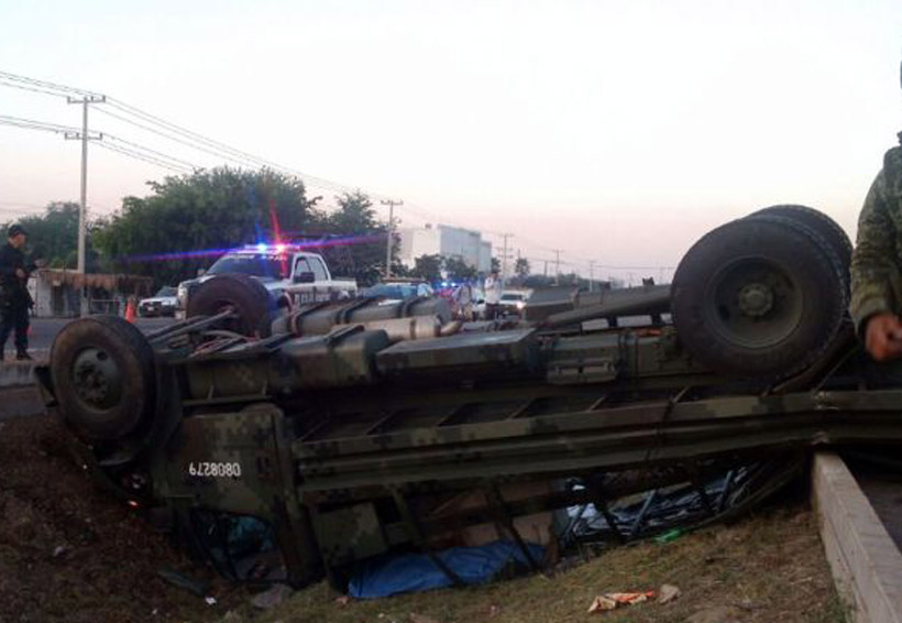 Militares sufren aparatosa volcadura | El Imparcial de Oaxaca Militares sufren aparatosa volcadura | El Imparcial de Oaxaca