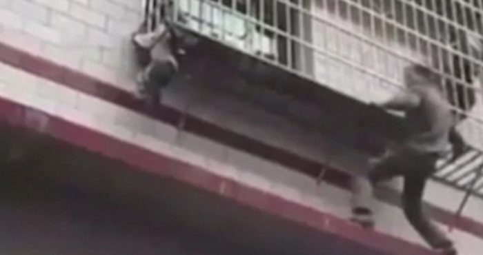Un hombre rescata a un niño que colgaba de los barrotes de un balcón | El Imparcial de Oaxaca