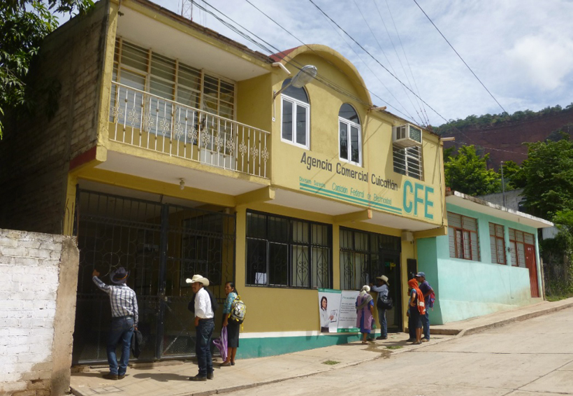 Pobladores de la Mixteca denuncian pésimo servicio en oficinas de la CFE | El Imparcial de Oaxaca