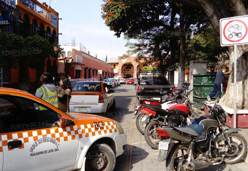 Se vuelven a plantar taxistas de Huajuapan frenta a palacio municipal
