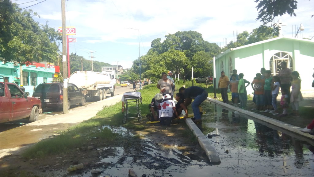 Atienden a joven caída en charco en Salina Cruz, Oaxaca | El Imparcial de Oaxaca Atienden a joven caída en charco en Salina Cruz, Oaxaca | El Imparcial de Oaxaca