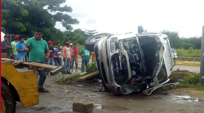 Vuelca camioneta en Salina Cruz, Oaxaca | El Imparcial de Oaxaca