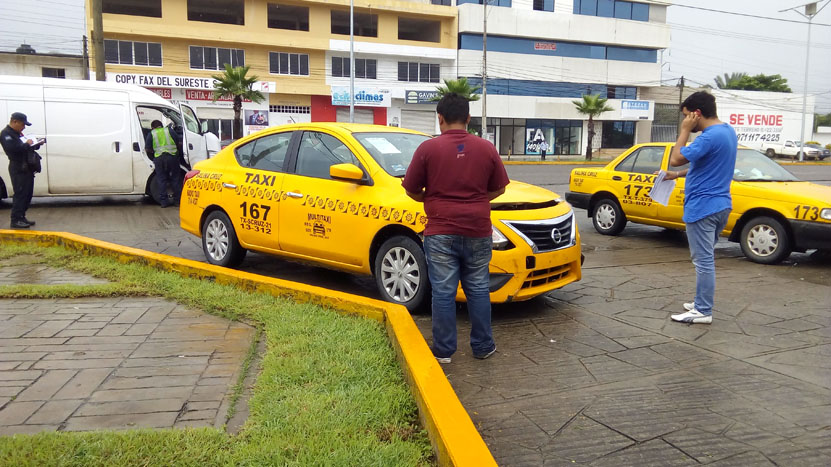 Taxi impacta una suburban al conducir a exceso de velocidad en Salina Cruz, Oaxaca | El Imparcial de Oaxaca Taxi impacta una suburban al conducir a exceso de velocidad en Salina Cruz, Oaxaca | El Imparcial de Oaxaca
