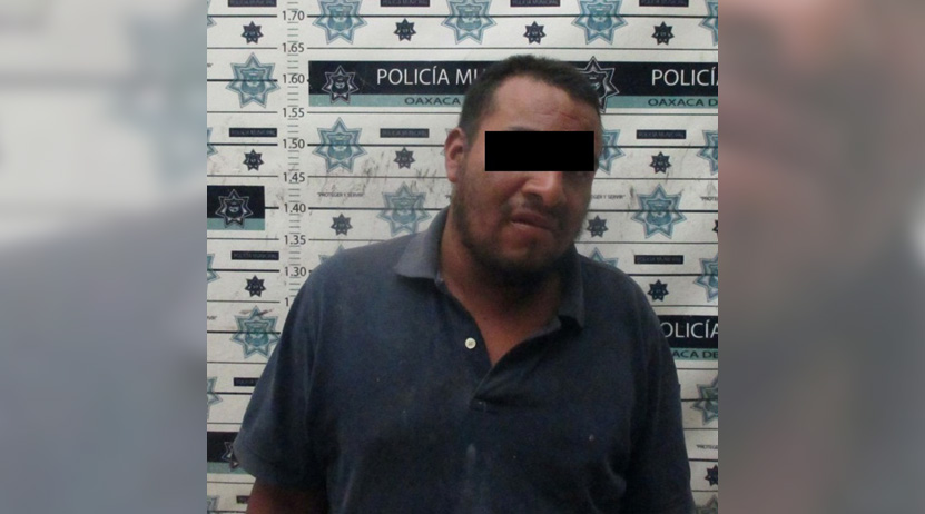 Utiliza vía pública como excusado y le encuentran aprehensión pendiente