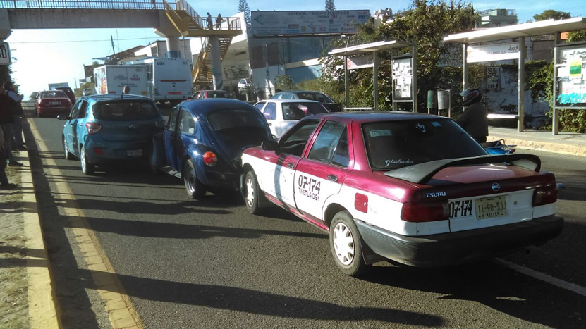 En Oaxaca, conductor provoca carambola por ir texteando en el celular
