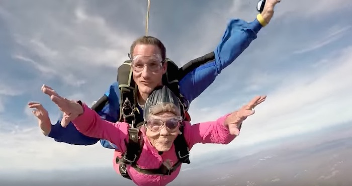 Una mujer celebra su cumpleaños número 94 saltando del paracaídas en EU | El Imparcial de Oaxaca