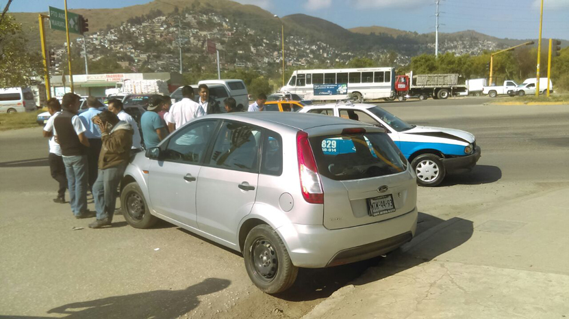 Colisiona taxi  en el Periférico | El Imparcial de Oaxaca