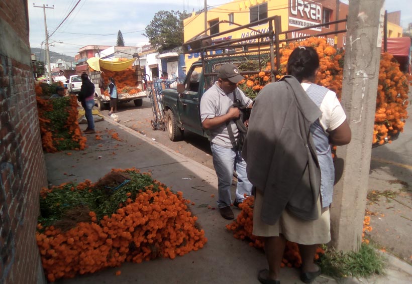 Se tiñe de colores amarillo y rojo la zona del mercado de abasto en Oaxaca | El Imparcial de Oaxaca