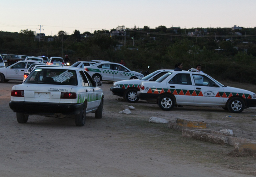 Taxis irregulares invaden rutas en en Huajuapan de León, Oaxaca