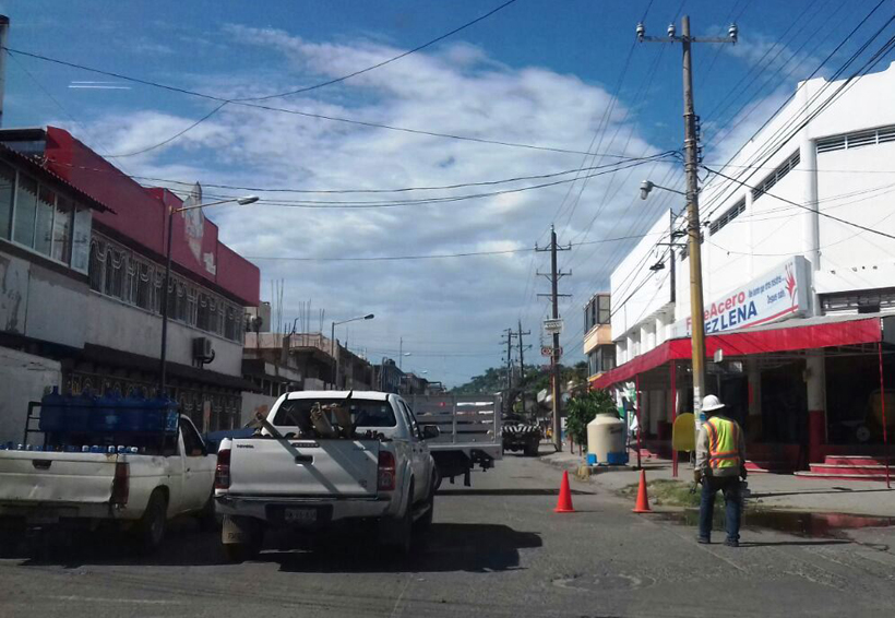 Reparaciones de la CFE provocan caos vial en Salina Cruz, Oaxaca