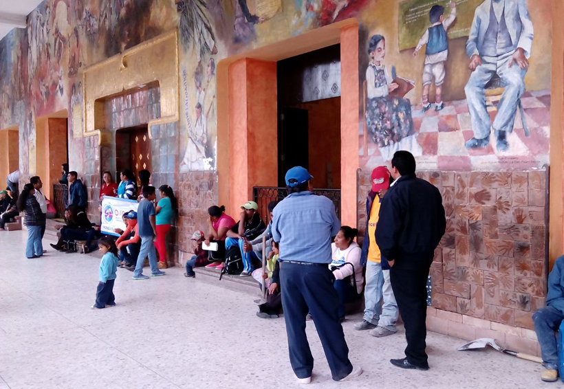 Artesanas de la Mixteca de Oaxaca piden espacios para vender sus creaciones