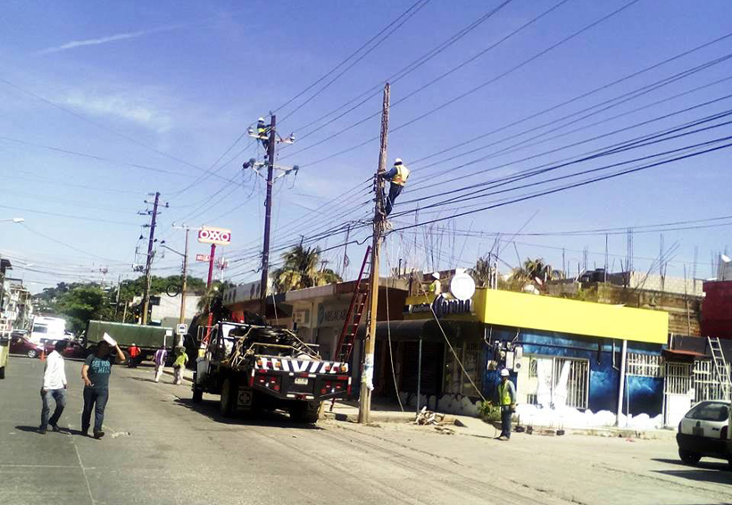 Reparaciones de la CFE provocan caos vial en Salina Cruz, Oaxaca