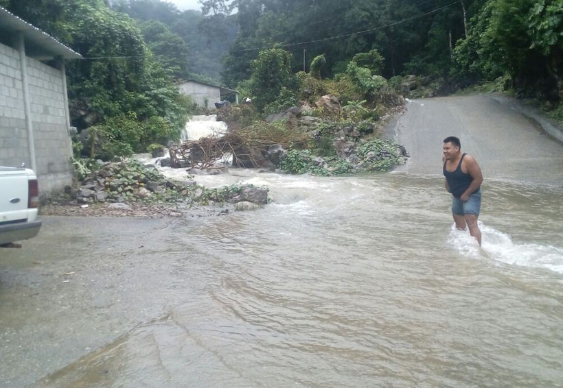 Familias de Tuxtepec incomunicadas  por desbordes  de río