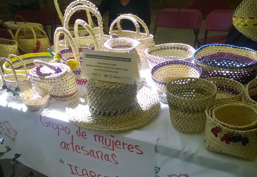 En la Mixteca de Oaxaca reviven la cultura artesanal con la palma