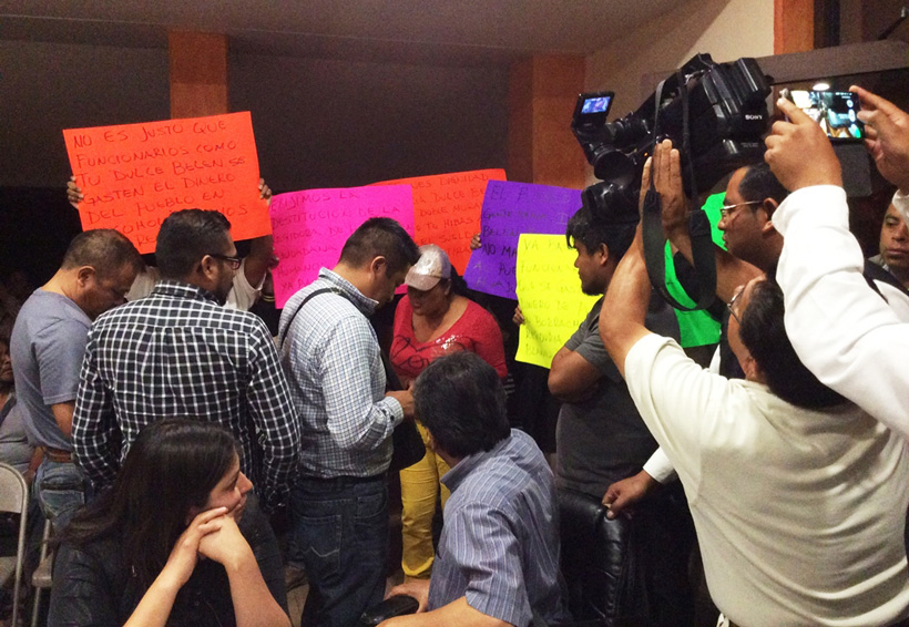 Protestan ciudadanos de Huajuapan en sesión  de cabildo; se tuvo que suspender
