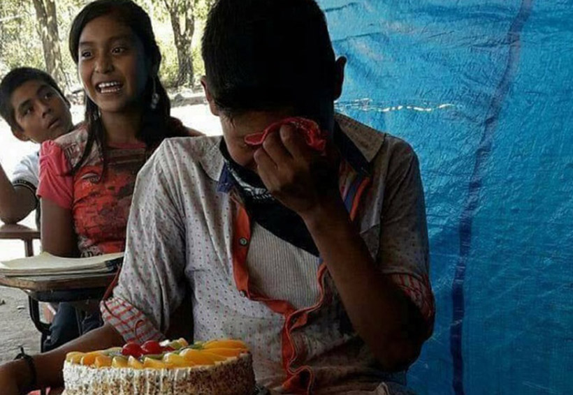 Joven llora al recibir su primer pastel de cumpleaños | El Imparcial de Oaxaca