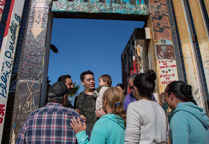 Abren muro para que familias se abracen por unos segundos | El Imparcial de Oaxaca