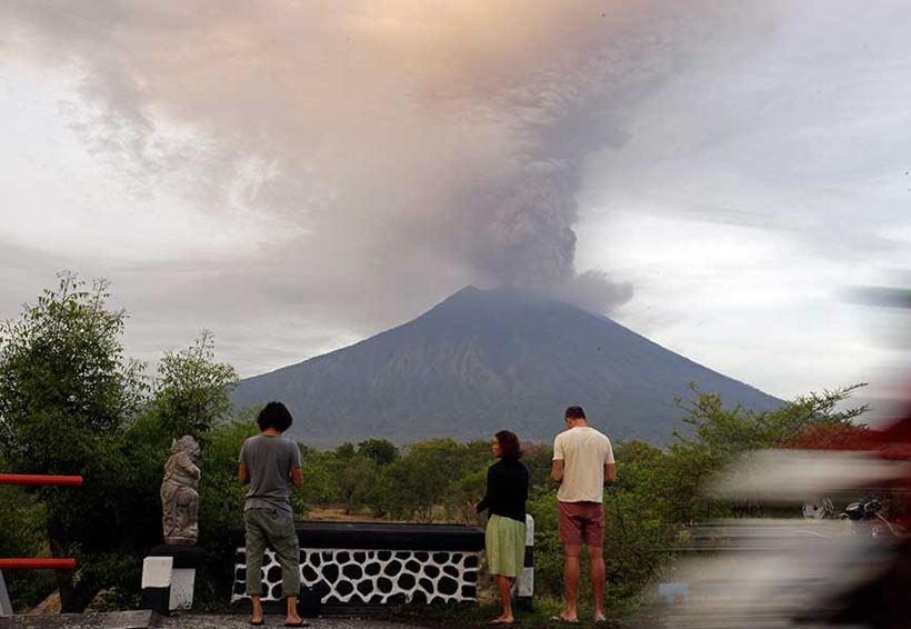 Ordenan evacuación de 100 mil personas en Indonesia por volcán activo | El Imparcial de Oaxaca