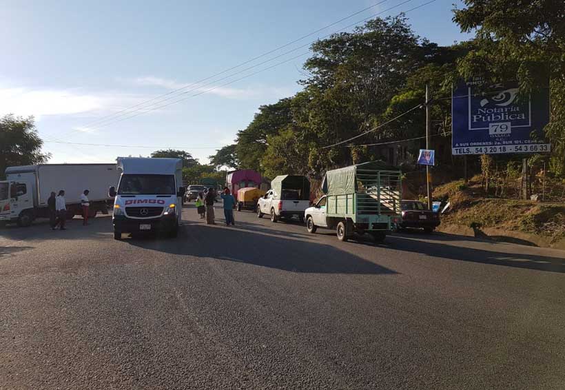 Transportistas de la Costa bloquean la 200; piden solución