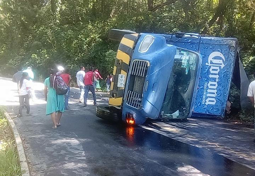 Se voltean con camión de cervezas en la Costa de Oaxaca | El Imparcial de Oaxaca
