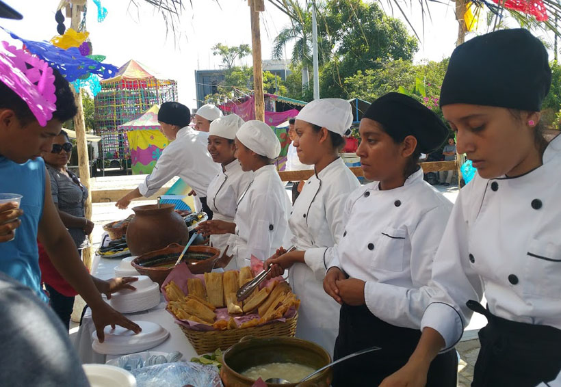 Gran éxito con Muestra  Gastronómica Estudiantil en la Costa de Oaxaca