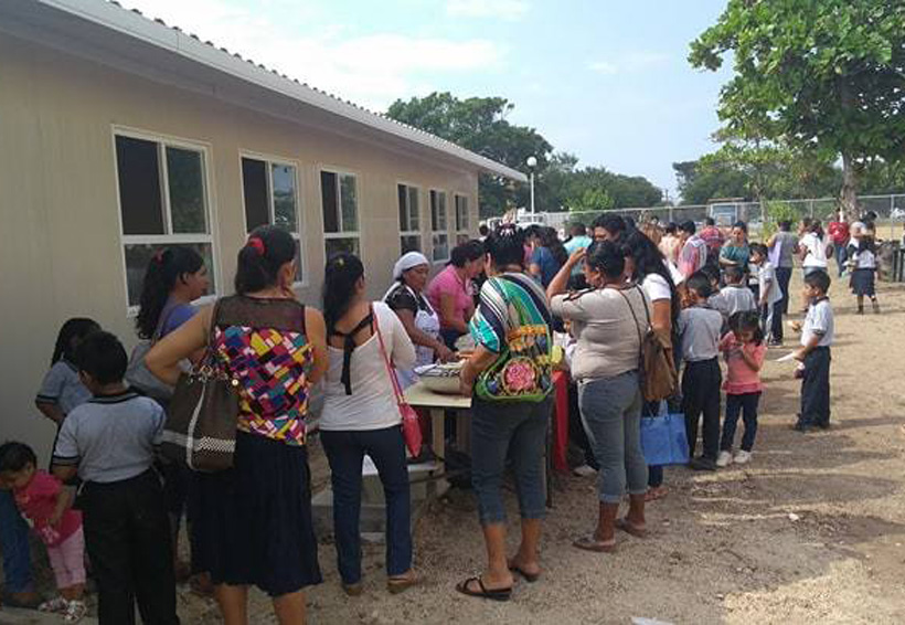 Inician clases en aulas en el Centro Escolar Juchitán, Oaxaca