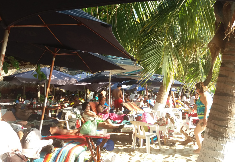 Saturan las playas de Puerto Escondido por el turismo religioso