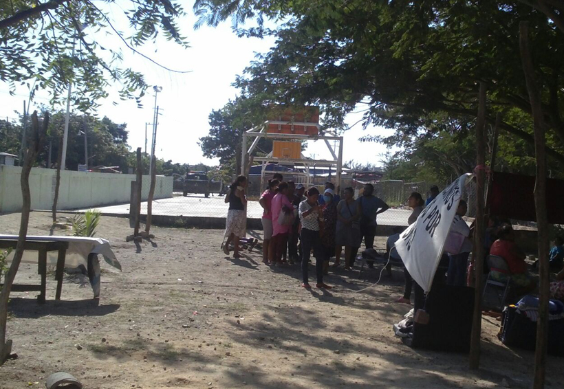 Desaloja alcaldesa de Juchitán tianguis de damnificados