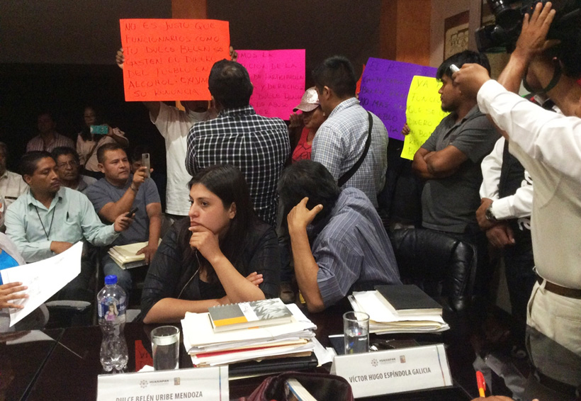 Protestan ciudadanos de Huajuapan en sesión  de cabildo; se tuvo que suspender