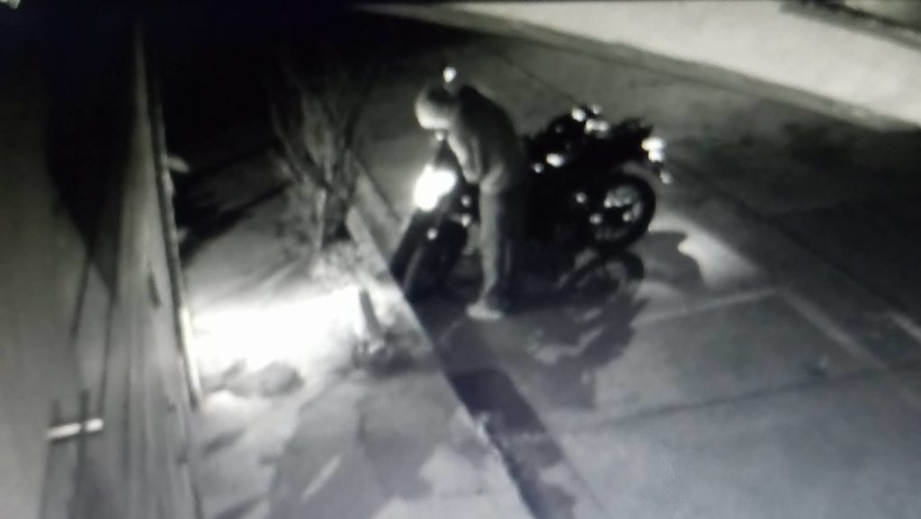 Sujeto se roba motocicleta, cámaras de seguridad registran el robo | El Imparcial de Oaxaca