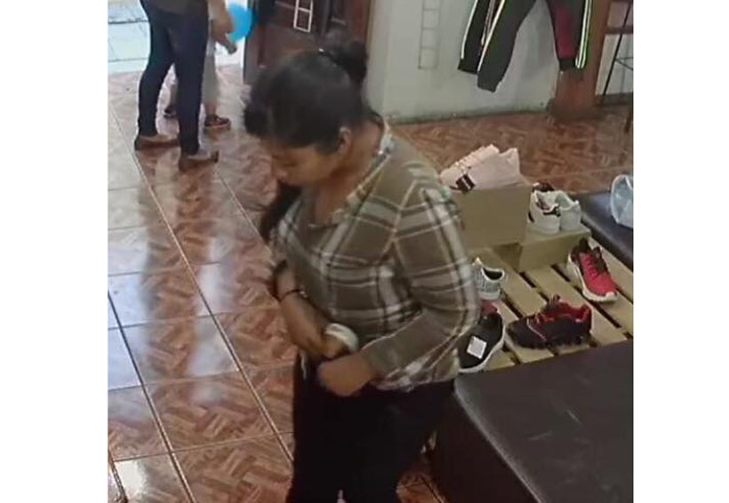 Video: Mujer es captada robando tenis en una tienda de Oaxaca | El Imparcial de Oaxaca
