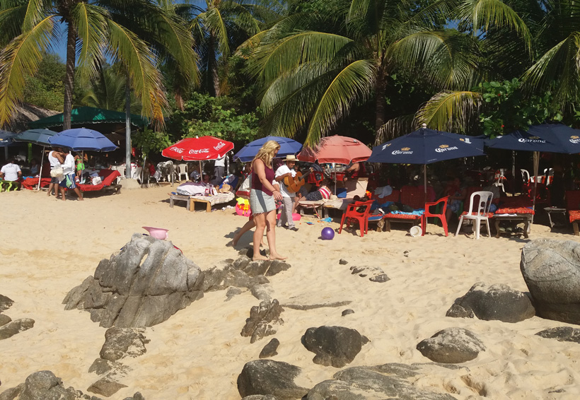 Saturan las playas de Puerto Escondido por el turismo religioso